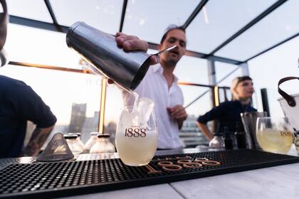 El bartender Ramiro Ferreri preparando un cóctel con la variedad Botánica.