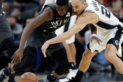 Caris LeVert disputa una pelota ante Emanuel Ginóbili en un partido de la temporada 2017/2018