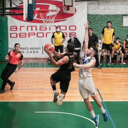El basquebolista Mariano Rabazano jugando para su anterior club, Claridad de Ciudadela