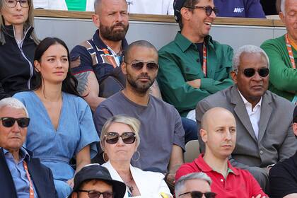 El basquetbolista Tony Parker -excompañero de Manu Ginóbil en San Antonio Spurs y exesposo de la actriz Eva Longoria- acompañó a su novia, la extenista y hoy comentarista televisiva Alizée Lim, a los partidos del Abierto de Francia. Tony, el primer jugador francés en entrar en el Salón de la Fama también se mostró en compañía de su padre, Tony Parker (padre)