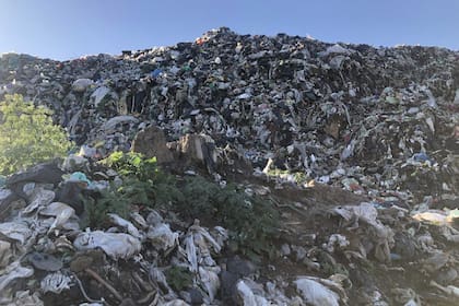 El basural a cielo abierto es un montaña de varios metros de alto, ubicado solo a unos kilómetros del río Paraná