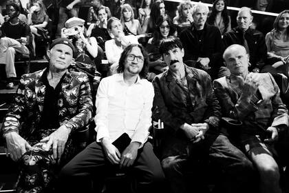 El baterista Chad Smith, el gran guitarrista John Frusciante, el vocalista Anthony Kiedis y el bajista Flea: Red Hot Chili Peppers en versión madura, modelo 2023