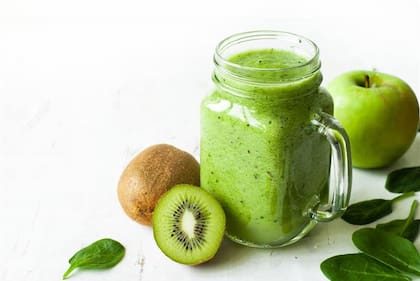 El batido de kiwi y manzana verde es una buena opción para incorporar vitamina C