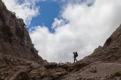 El Batolito de Achala es responsable de la forma final de esta área, rocas
de 350 a 500 millones de años que emergieron durante el choque de
placas que originó la elevación de Los Andes