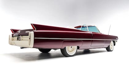 El baúl concentra un espacio que combina tapa interior espejada e iluminación LED