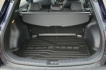 El baúl del Toyota Corolla Cross viene con un un muy práctico protector de goma