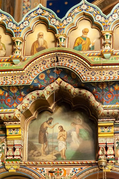 El bautismo de Cristo, ícono que está sobre las puertas laterales de entrada del altar. La costumbre ortodoxa permite imágenes en dos dimensiones, pero no esculpidas, en respeto al mandamiento que no permite idolatría