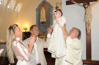 El bautismo de Francesca Scioli: el polémico look de Gisela Berger