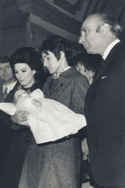 El bautismo de Juan Cruz. Los padrinos fueron Socorro González Guerrico y Juan Manuel Fangio