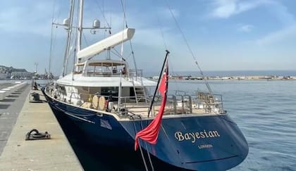 El Bayesian es una embarcación que tiene como particularidad la altura de su mástil: cerca de 76 metros