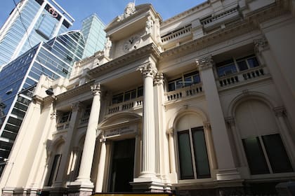 El BCRA, que volcó al mercado US$ 316 millones a comienzos de septiembre, cuando aún intentaba calmar la sed dolarizadora, consiguió alzarse ayer con US$ 279 millones