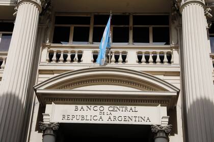 El BCRA volvió a vender y cerró la tercera semana seguida cediendo reservas