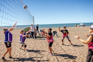 El deporte furor entre adultos mayores que mejora la coordinación y el equilibrio