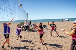 El deporte furor entre adultos mayores que mejora la coordinación y el equilibrio