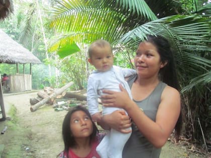 El bebé de la doctora Mezzenzana con miembros del pueblo Runa