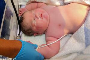 Nace bebé de casi 7 kilos y se vuelve viral