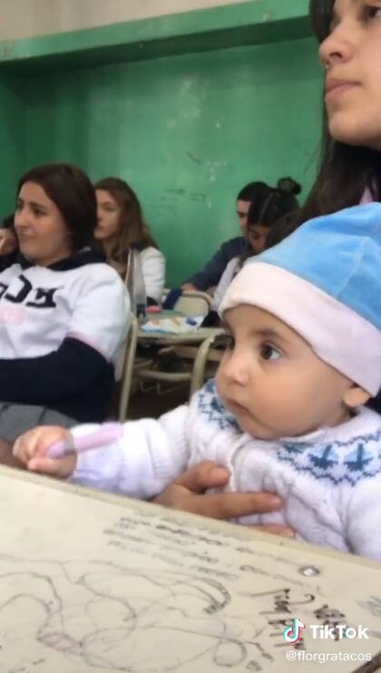 El "bebé promo", muy atento a la clase (Foto: Captura de video)
