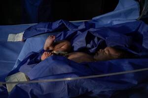 Falleció un bebé recién nacido por Covid-19 al contagiarse de su madre