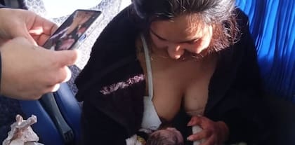 El bebé recién nacido en el ómnibus, junto a su madre.