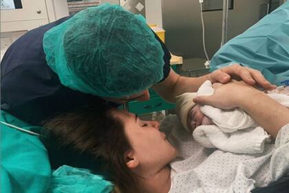 El bebé se llama Benicio. La periodista está instalada en Madrid desde el año pasado.