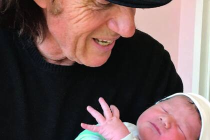 Guillermo Vilas sosteniendo a su único hijo varón, Guillermo Jr., cuando nació, en 2017, en Mónaco