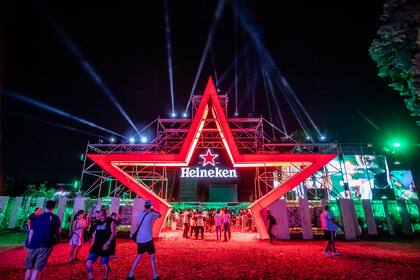 El Beer Garden de Heineken estaba ubicado entre el escenario central Primavera y el escenario "Nobady is normal".