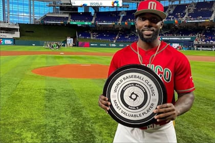 El beisbolista llegó a las Grandes Ligas en 2019 al ser seleccionado por los St. Louis Cardinals y en 2020 decidió representar a México en el plano internacional