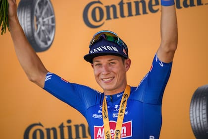 El belga Jasper Philipsen en el podio tras ganar la tercera etapa del Tour de Francia, el lunes 3 de julio de 2023, en Bayona, Francia. (AP Foto/Daniel Cole)