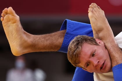 El belga Matthias Casse (blanco) y el puertorriqueño Adrian Gandia compiten en la ronda eliminatoria masculina de judo de -81 kg durante los Juegos Olímpicos de Tokio 2020 en el Nippon Budokan en Tokio el 27 de julio de 2021