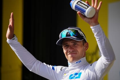 El belga Remco Evenepoel con la casaca del mejor ciclista joven tras la 17ma etapa del Tour de France de 2024