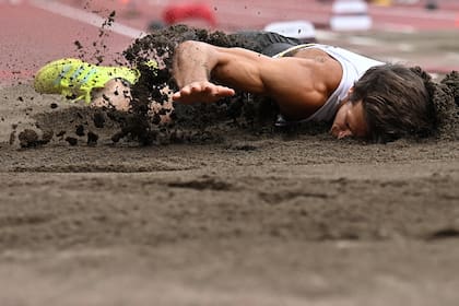 El belga Thomas Van Der Plaetsen se lesiona durante la competencia de salto en largo en el Estadio Olímpico de Tokio el 4 de agosto de 2021.