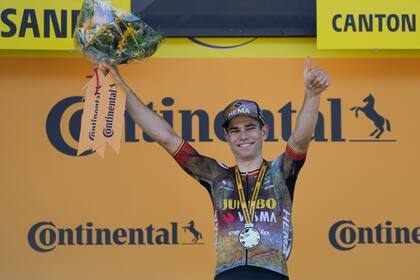 El belga Wout Van Aert celebra tras ganar la octava etapa del Tour de Francia en Lausana, Suiza.