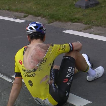 El belga Wout van Aert terminó en el asfalto, con la clavícula derecha fracturada y varias costillas dañadas. 