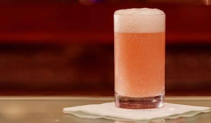 El Bellini, creado por Giuseppe Cipriani en Harry’s Bar en 1948, mezcla puré de duraznos blancos y Prosecco