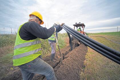 El bendito cable: avance de la red de fibra óptica -la mejor tecnología digital- entre Mar de Ajó y San Bernardo; faltan 8000 kilómetros para que llegue a todo el país