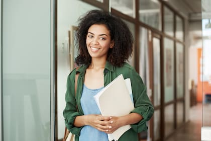 El beneficio elimina el costo de la matrícula en instituciones SUNY y CUNY, pero no contempla gastos de vivienda, materiales ni transporte