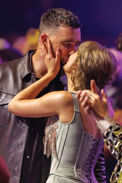 El besazo con su prometido que coronó una noche brillante
para Taylor