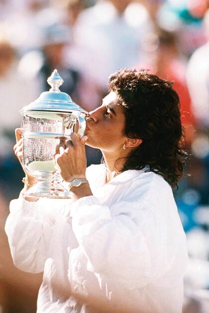 El beso al trofeo más preciado de su carrera, el del US Open de 1990