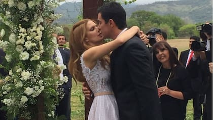 El beso con el que Isabel Macedo y Juan Manuel Urtubey sellaron su amor