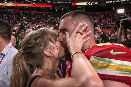 El beso con el que Taylor Swift celebró la victoria con su novio se convirtió en una de las grandes postales de una noche inolvidable