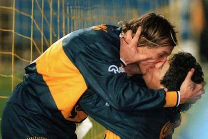 El beso con su amigo Caniggia, en un clásico que Boca le ganó a River en la Bombonera 4-1, en 1996
