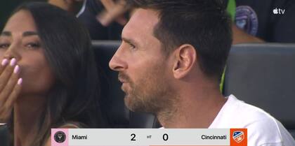 El beso de Anto Roccuzzo a la cámara en el entretiempo del Inter Miami con Cincinnati