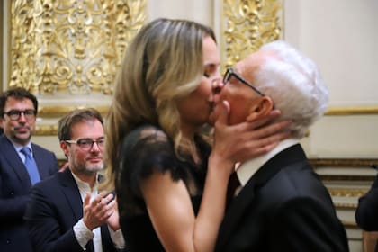 El beso de Elina y Eduardo Costantini. El homenajeado agradeció su apoyo constante