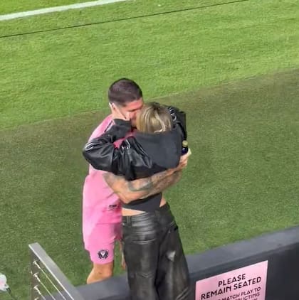 El beso de la pareja revolucionó las redes sociales (Captura: @mariannn94)