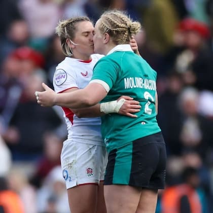 El beso de las jugadoras de rugby tras el partido entre Inglaterra e Irlanda