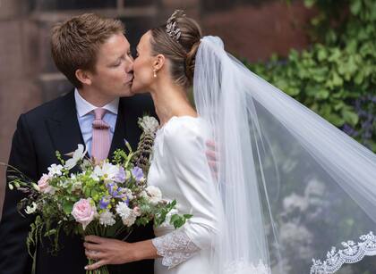 El beso de los novios a la salida de la catedral.