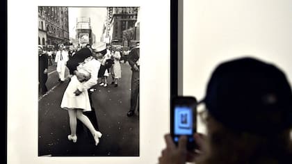 El beso de Times Square. La imagen fue tomada por Alfred Eisenstadt para que formara parte de un reportaje de la revista estadounidense Life sobre el fin de la guerra.