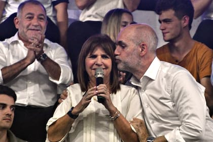 El beso del jefe del gobierno porteño, Horacio Rodríguez Larreta a la exministra Patricia Bullrich durante el acto de lanzamiento de campaña de Luis Juez, en Córdoba