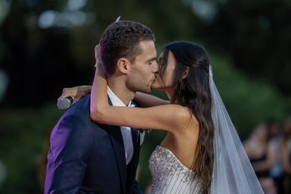 El beso después de que los declararan marido y mujer, ante la mirada de familiares y amigos de la pareja.