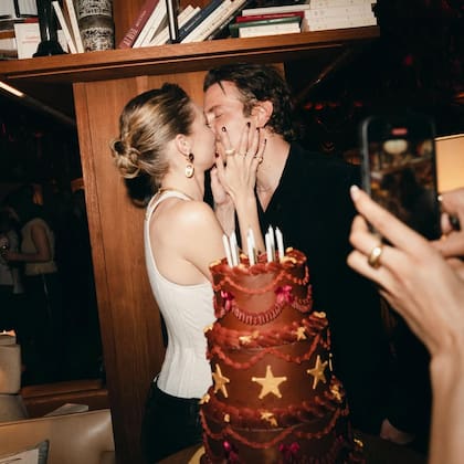 El beso entre la cumpleañera y su novio, el actor Bradley Cooper, en un posteo de Gigi Hadid de Instagram